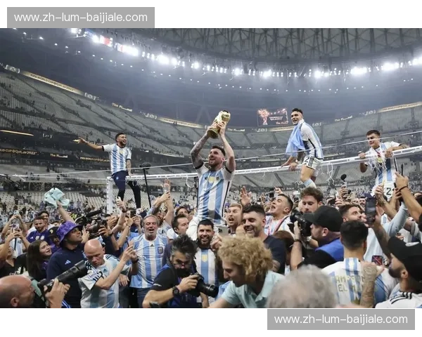 红色旋涡下的潘帕斯雄鹰：麦德林独立与河床的南美巅峰对话